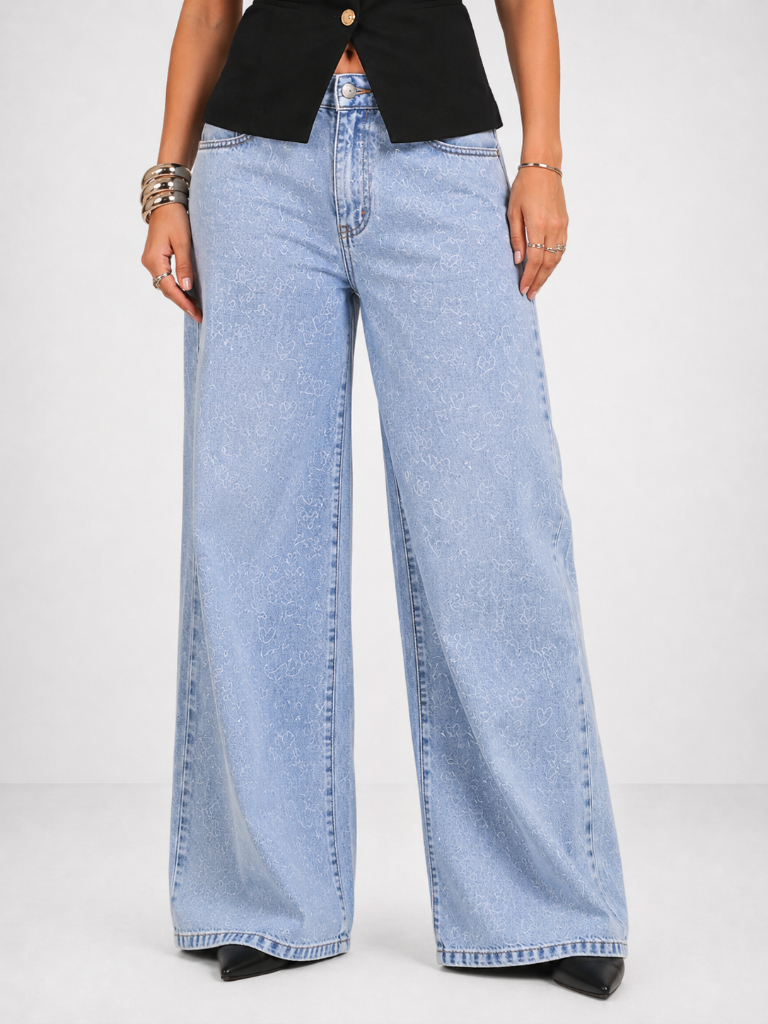 Jeans de tiro alto con corazones brillantes