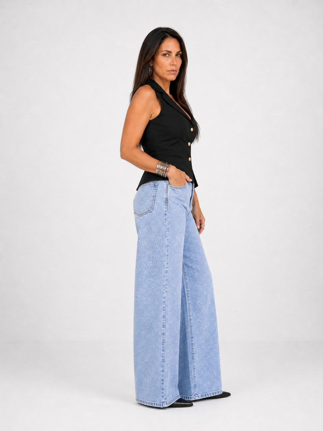 Jeans de tiro alto con corazones brillantes