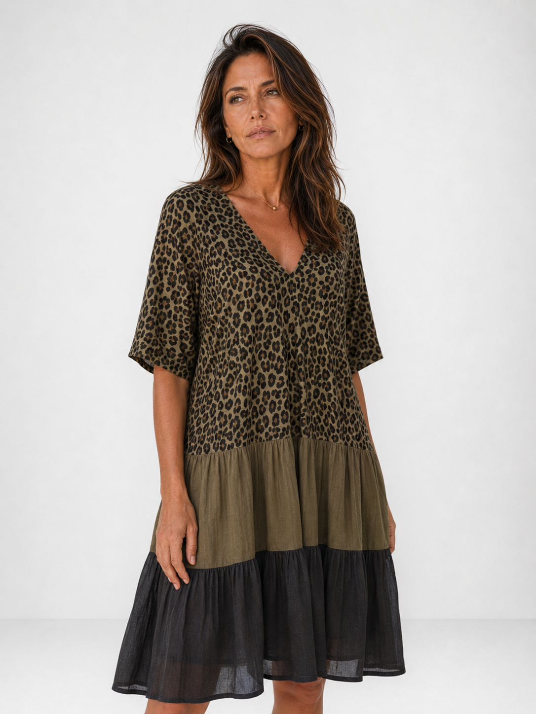 Vestido manga corta cuello pico capas
