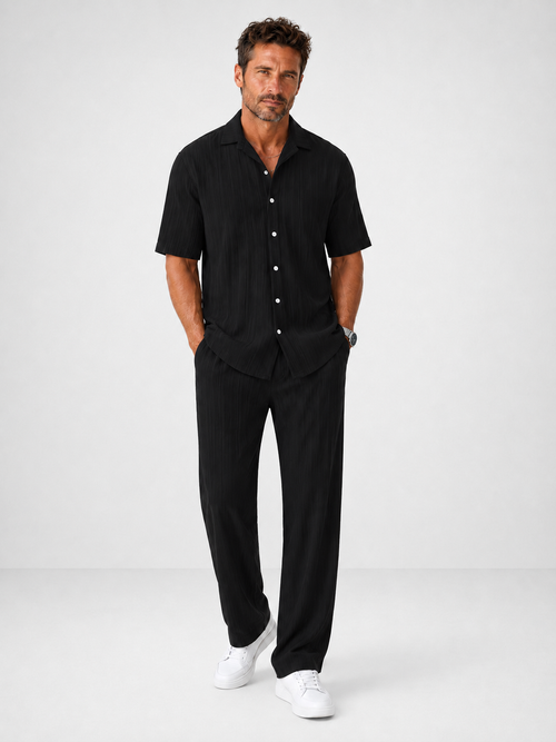 Conjunto de camisa negra con botones y pantalón negro