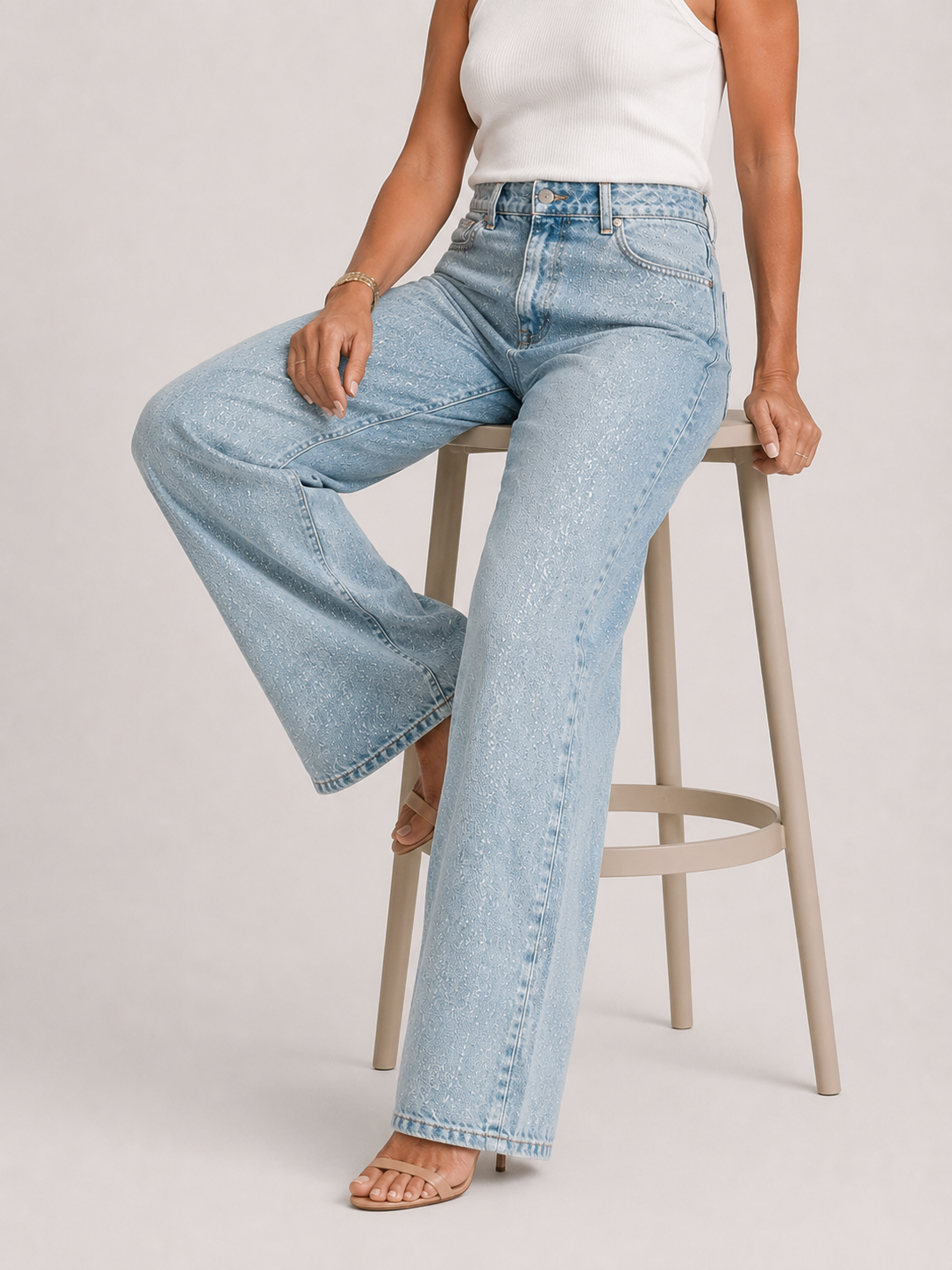 Pantalón vaquero con pedrería de tiro alto