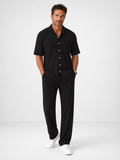 Conjunto de camisa negra con botones y pantalón negro