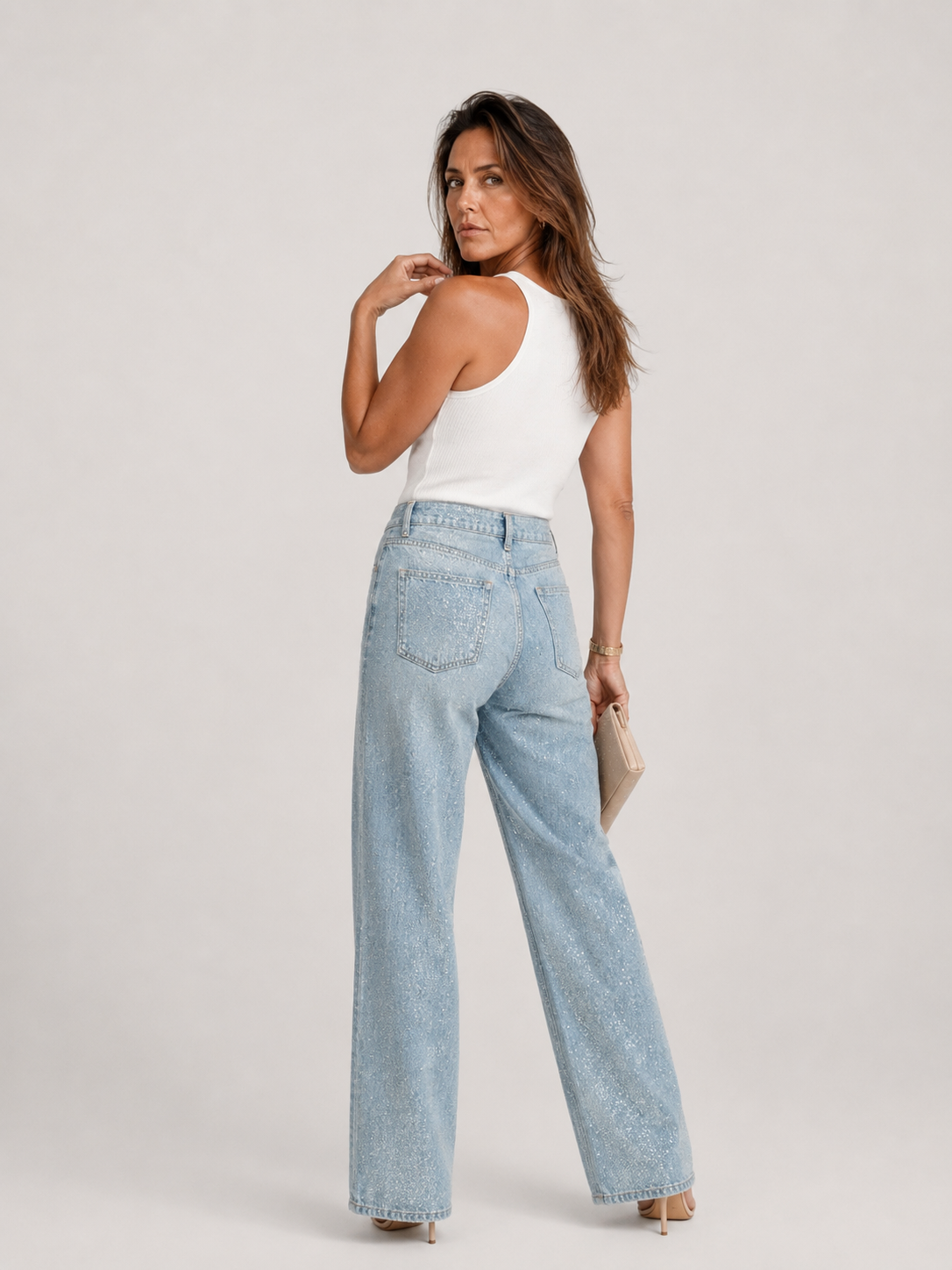 Pantalón vaquero con pedrería de tiro alto